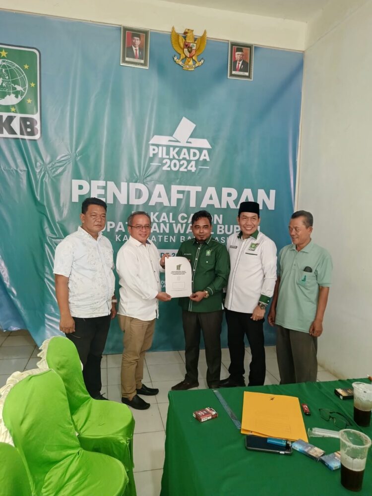 Pakde Slamet Ambil Formulir Calon Kepala Daerah Di PKB