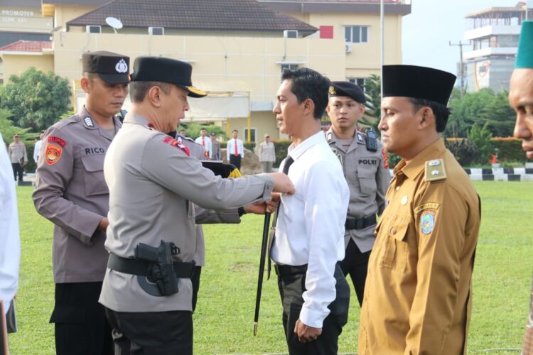 Kapolda Sumsel Memberikan Penghargaan Dan PIN Emas Kepada Personel Dan Masyarakat