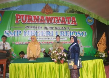 Pelepasan Siswa Siswi Smp Negeri 1 Rejoso