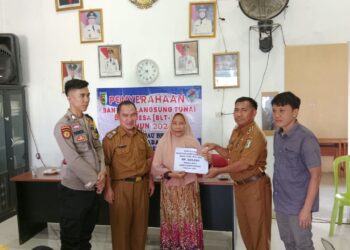 Desa Hanau Berak Bagikan BLT Dana Desa