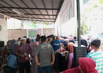 Paguyuban DPC Sulit Air Sepakat (SAS) Palembang Membagikan Daging Kurban Kepada Masyarakat Sekitar