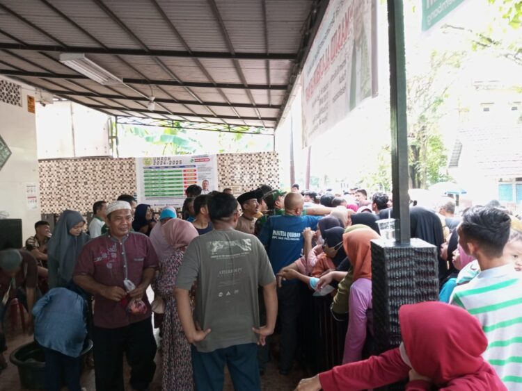 Paguyuban DPC Sulit Air Sepakat (SAS) Palembang Membagikan Daging Kurban Kepada Masyarakat Sekitar