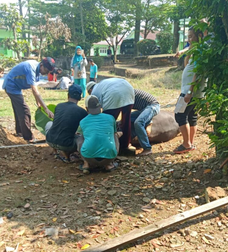 SMA Negeri 11 Palembang Melaksanakan Pemotongan Hewan Qurban Di Sekolah