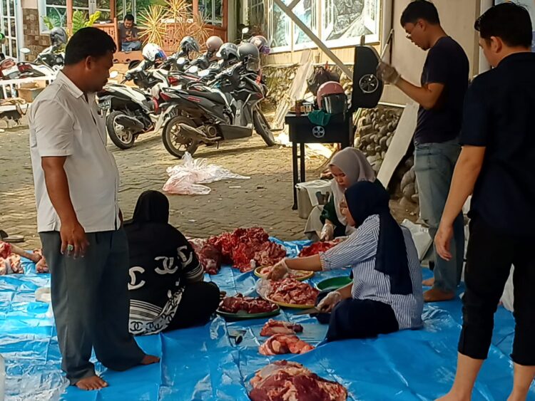 Keluarga Besar Ir.Mgs.Moh.Isnaini F. MT Berqurban Di Hari Raya Idul Adha 1445 H/2024 M