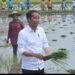 Presiden Jokowi Berikan Bantuan Pompa Air Untuk Petani Tadah Hujan Diseragi