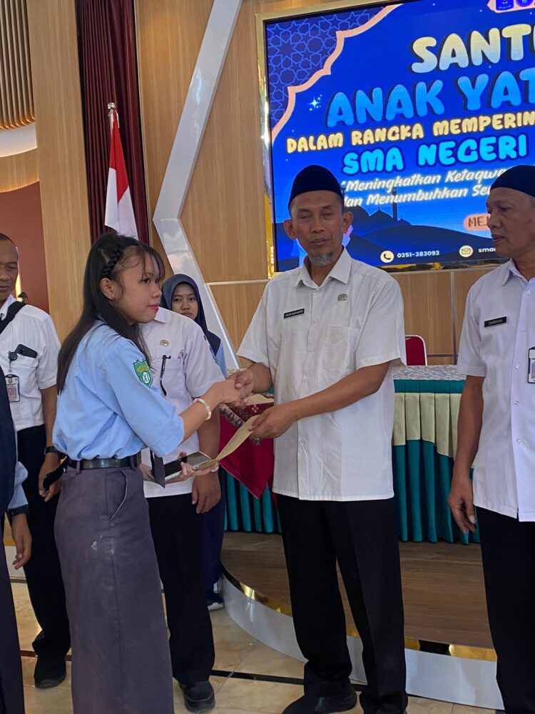 Santunan Yatim Piatu dalam Rangka Peringatan Tahun Baru Hijrah di SMAN 2 Mejayan