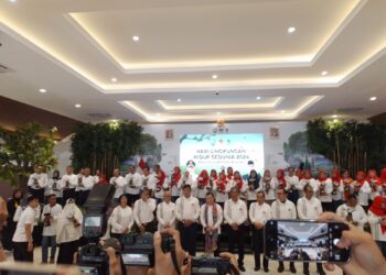 Penyerahan Trophy Dan Piagam Penghargaan Bidang Lingkungan Hidup Kepada Penggiat Lingkungan Dalam Rangka Memperingati HLHS 2024
