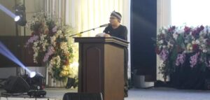 Tasikmalaya indo republika. Com- Bupati Tasikmalaya H. Ade Sugianto didampingi Ketua Tim Penggerak PKK Kabupaten Tasikmalaya, Hj. Ai Diantani Sugianto, menghadiri sekaligus membuka secara resmi Pasanggiri Mojang Jajaka Kabupaten Tasikmalaya 2024, di Gedung DPRD Kabupaten Tasikmalaya, Bupati Ade menyampaikan, "Salaku pamarentah, ngawakilan masyarakat Kabupaten Tasikmalaya, dina denget ieu ngahaturkeun rebu nuhun laksa keti kabingahan, rojongan calagara ieu ngawitan ti kecamatan dugi ka wengi ieu." "Para patandang dina wengi ieu, 20 pasang mangrupikeun patandang-patandang pinunjul sa-Kabupaten Tasikmalaya, calon-calon pamingpin, mudah-mudahan aranjeuna langkung sae ti urang. " imbuh Bupati Ade. Lebih dari 280 orang pendaftar mojang jajaka (Moka). Terpilih 20 pasang Moka mengikuti Grand final mojang jajaka Kabupaten Tasikmalaya 2024. Hadir dalam kegiatan ini, unsur Forkompimda Kabupaten Tasikmalaya, para Kepala SKPD Kabupaten Tasikmalaya, para Camat dan tamu undangan lainnya. The zhok