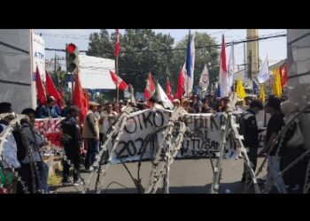 Demo DPR Mahasiswa Disambut Kawat Berduri