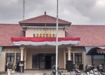 Di Duga Menghalangi Tugas Wartawan Sekdis DPURTLH menyuruh Satpam Untuk Mengusir Wartawan
