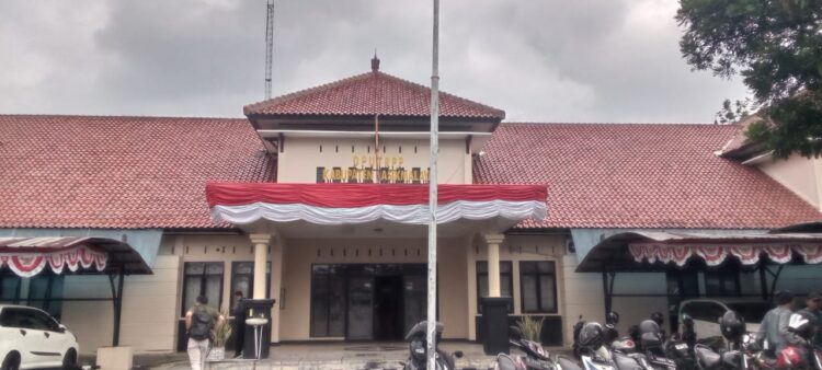 Di Duga Menghalangi Tugas Wartawan Sekdis DPURTLH menyuruh Satpam Untuk Mengusir Wartawan