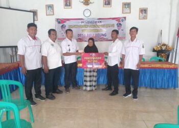 Pemdes Bali Agung Bagikan Bantuan Langsung Tunai Dana Desa BLT – DD Kepada 11 KPM