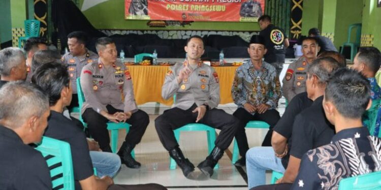 Curhat Dengan Polisi, Petani Tulung Agung Sampaikan Keluhan Kelangkaan Pupuk dan Masalah Pengairan