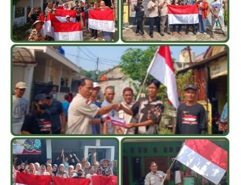 Jajaran Pengurus Dan Anggota DPC GWI Pesawaran Membagikan Bendera Merah Putih Di Desa Sukajaya Lempasing. 
