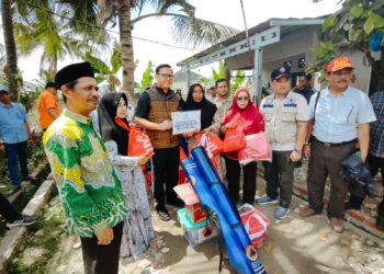 Penyerahan Bantuan Tanggap Darurat Kepada Warga Korban Angin Puting Beliung