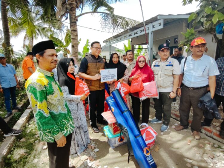 Penyerahan Bantuan Tanggap Darurat Kepada Warga Korban Angin Puting Beliung
