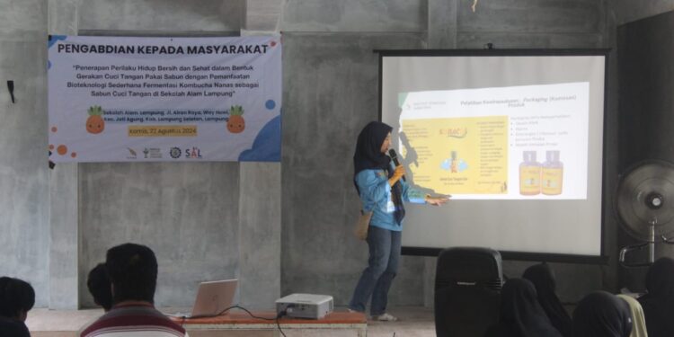 Tim PKM ITERA Kembangkan Sabun Cuci Tangan dari Fermentasi Kombuca Nanas di Sekolah Alam Lampung