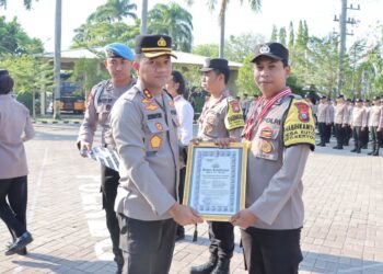 Kapolres Nganjuk Beri Penghargaan 3 Anggota Polsek yang Sigap Membantu Ungkap Kasus