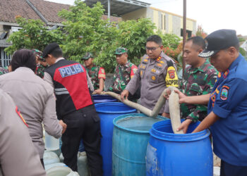 Sinergitas Polres Lampung Selatan dan Kodim 0421/LS dalam Penyaluran Bantuan Air Bersih untuk Warga Terdampak Kekeringan