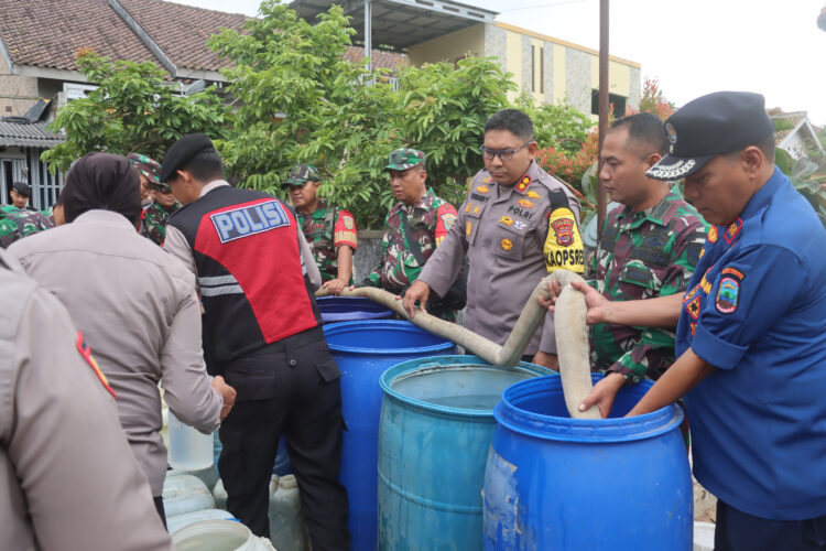 Sinergitas Polres Lampung Selatan dan Kodim 0421/LS dalam Penyaluran Bantuan Air Bersih untuk Warga Terdampak Kekeringan