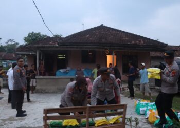 Kapolres Lampung Selatan AKBP Yusriandi Yusrin Kunjungi Warga Terdampak Angin Puting Beliung di Tanjung Harapan