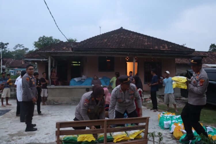 Kapolres Lampung Selatan AKBP Yusriandi Yusrin Kunjungi Warga Terdampak Angin Puting Beliung di Tanjung Harapan