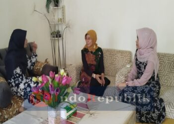 Di Ikuti Hj Vany Giat Nyai Ita Melakukan Silaturahmi Kepada Nyai Di Sampang