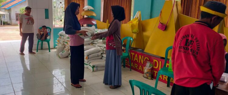 Pemerintahan Pekon Fajar Baru Serahkan Beras Bantuan Pangan Ke 250 KPM