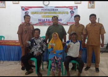 Pemdes Bali Agung Salurkan BLT – DD Kepada 11 KPM