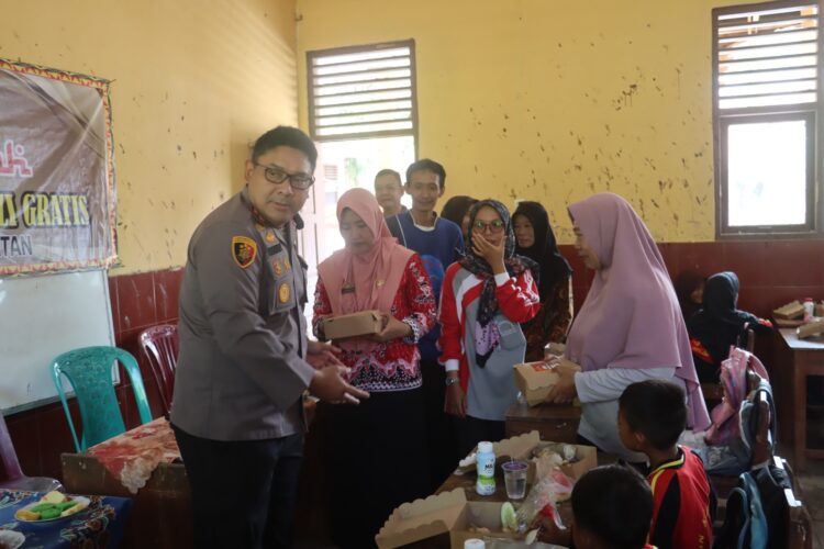 Polres Lampung Selatan Gelar “Jumat Berkah Makan Bergizi”,  bersama SDN Kerinjing