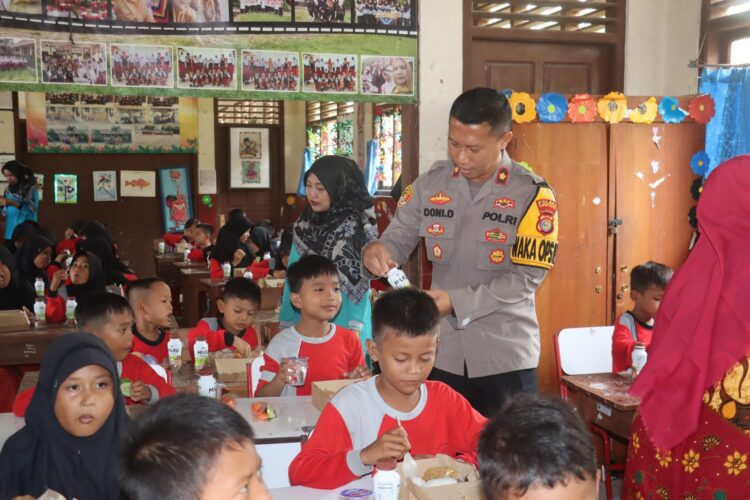 Polres Lampung Selatan Gelar Program Makan Bergizi Gratis di SDN 2 Way Lubuk