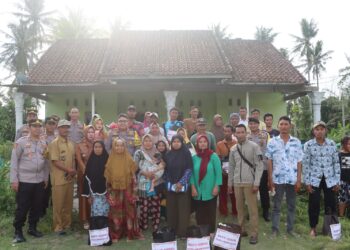 Kapolres Lampung Selatan Berikan Tali Asih Kepada Korban Puting Beliung di Dusun Indagri, Tanjung Sari