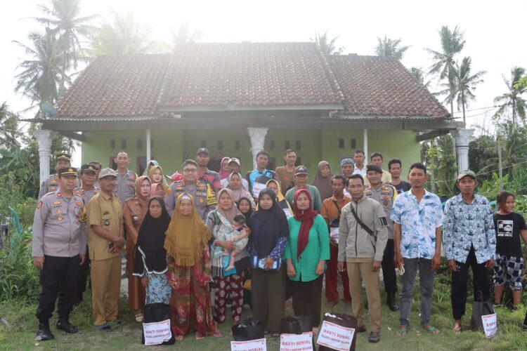 Kapolres Lampung Selatan Berikan Tali Asih Kepada Korban Puting Beliung di Dusun Indagri, Tanjung Sari