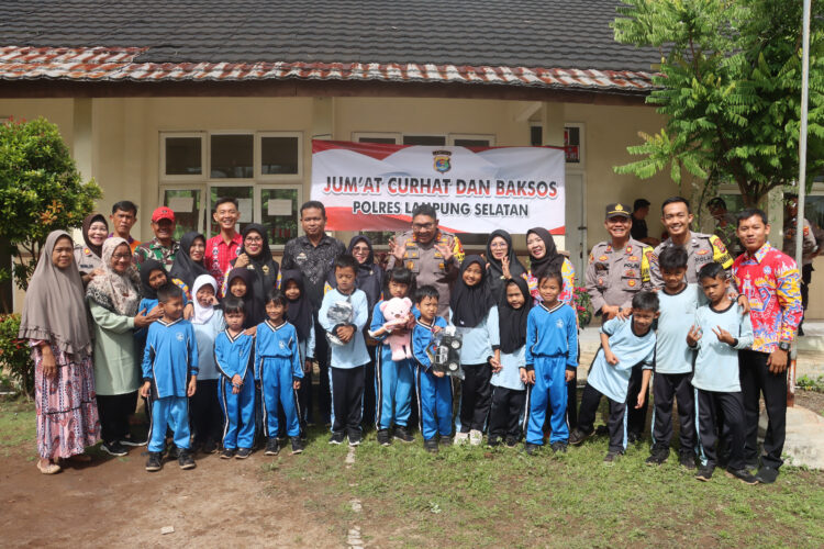 Kapolres Lampung Selatan Tampak Berkaca – Kaca Saat Menyapa Siswa SDN Kecil Babulang
