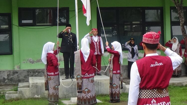 Kepala SMAN 1 Wates, Bapak Purnomo, Berikan Ucapan Selamat Hari Guru Nasional Tahun 2024