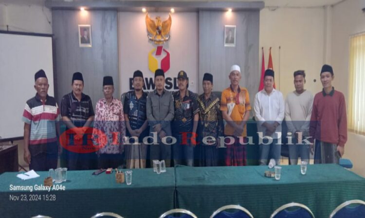 Gruduk Kantor KPU Dan Bawaslu Sampang ,Tomas Desa Panyirangan Protes Penempatan TPS Jauh Dari Pemilih