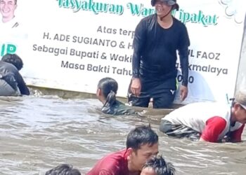 Ribuan Masyarakat Serbu Acara Ngubek Balong Atas Kemenganan Ade-Iip Yang Adakan Oleh H.Ijang