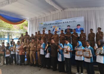 Simbolis Penyerahan Pemenang Lomba Komunitas Masyarakat Peduli Sungai, Peduli Banjir Dan Lingkungan Kota Palembang