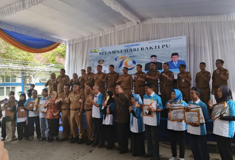 Simbolis Penyerahan Pemenang Lomba Komunitas Masyarakat Peduli Sungai, Peduli Banjir Dan Lingkungan Kota Palembang