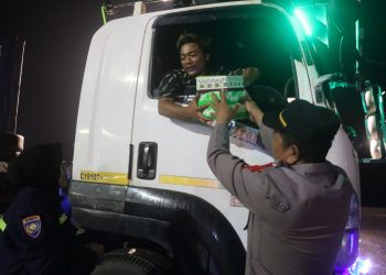 Polres Lampung Selatan dan PT BBJ Bagikan 600 Kotak Nasi untuk Awak Truk di Pelabuhan Bakauheni