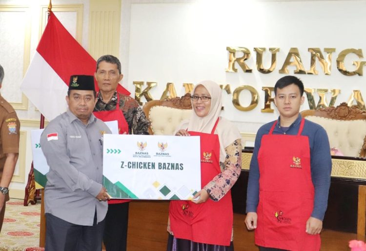Acara pembekalan dan penyerahan buku rekening penerima manfaat Baznas Microfinance Masjid (BMM) dan penyerahan penerima manfaat Z Chiken BAZNAS kota Palembang