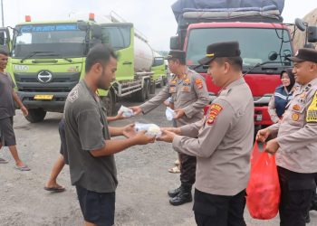 Polres Lampung Selatan dan PT BBJ Berikan Bingkisan snack dan air mineral Tanda Cinta