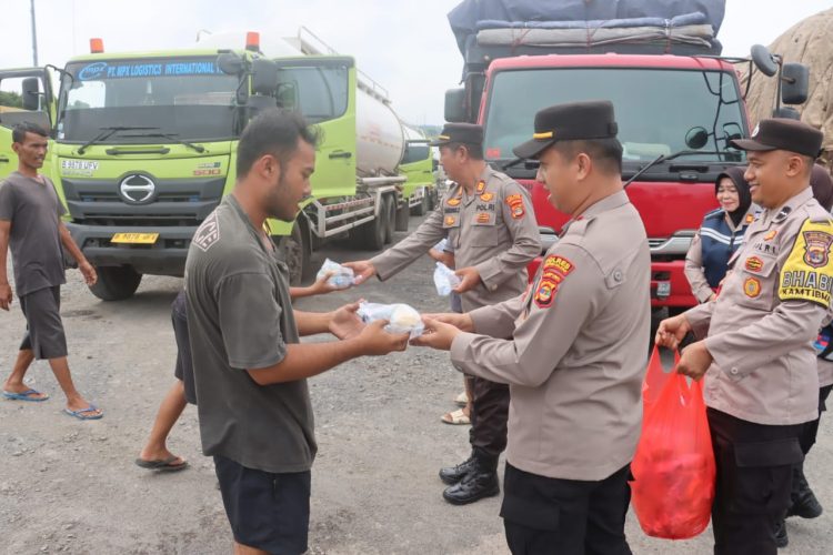 Polres Lampung Selatan dan PT BBJ Berikan Bingkisan snack dan air mineral Tanda Cinta