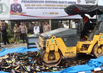 Ratusan Botol Miras Dimusnahkan Jelang Malam Tahun Baru 2025