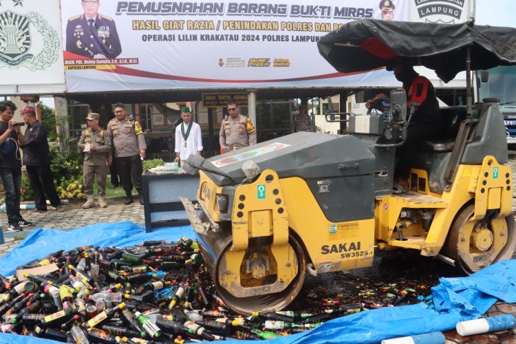 Ratusan Botol Miras Dimusnahkan Jelang Malam Tahun Baru 2025