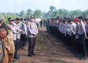 Kedepankan Sentuhan Kemanusiaan, Polisi dan TNI Bersinergi Jaga Harmoni Saat Penertiban Lahan di Lampung Selatan.