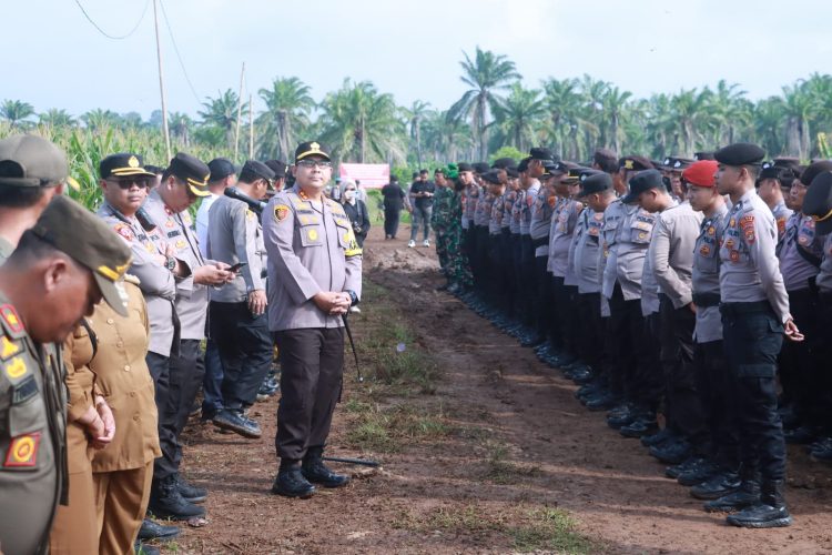 Kedepankan Sentuhan Kemanusiaan, Polisi dan TNI Bersinergi Jaga Harmoni Saat Penertiban Lahan di Lampung Selatan.