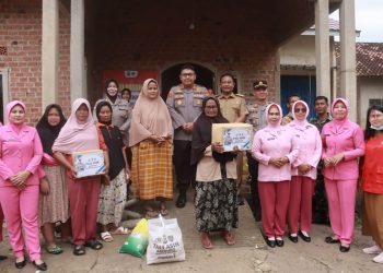 Kapolres Lampung Selatan dan Bhayangkari Berikan Perhatian dan Dukungan kepada Korban Banjir.