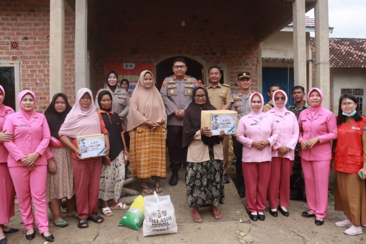 Kapolres Lampung Selatan dan Bhayangkari Berikan Perhatian dan Dukungan kepada Korban Banjir.