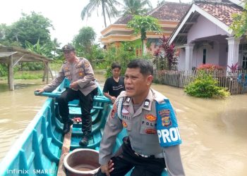 Kapolsek Sragi Pantau Banjir di Dusun Umbul Besar, Debit Air Mencapai 75 cm